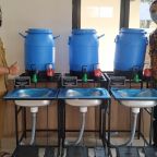 Penyerahan unit wastafel portable dari tim kepada mitra